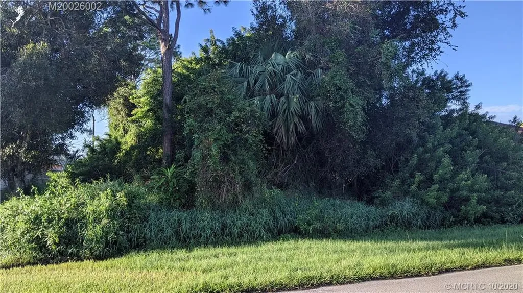 2372 SE Fruit Avenue Port St Lucie FL 34952