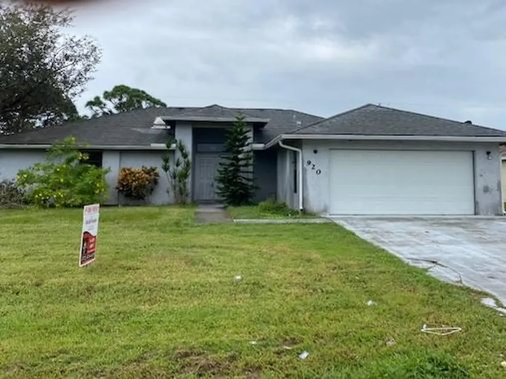 920 SE Streamlet Avenue Port St Lucie FL 34983