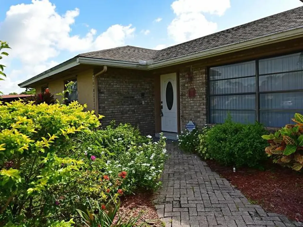 106 Swan Parkway W Royal Palm Beach FL 33411