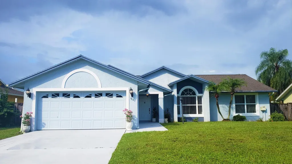 941 SE Candle Avenue Port St Lucie FL 34983