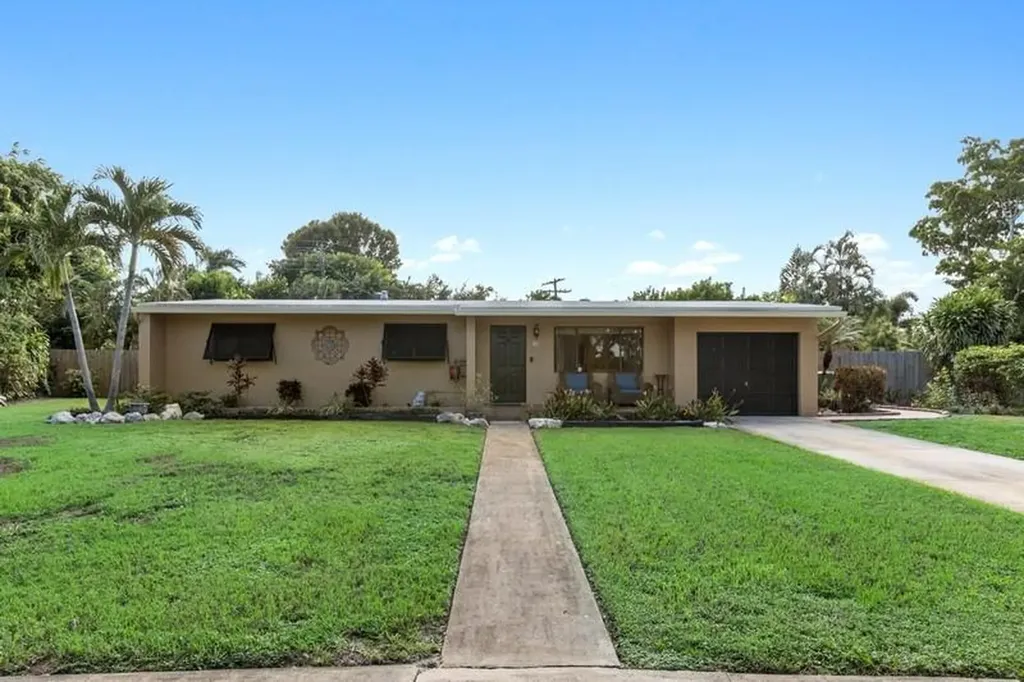 153 Ainsworth Circle Palm Springs FL 33461