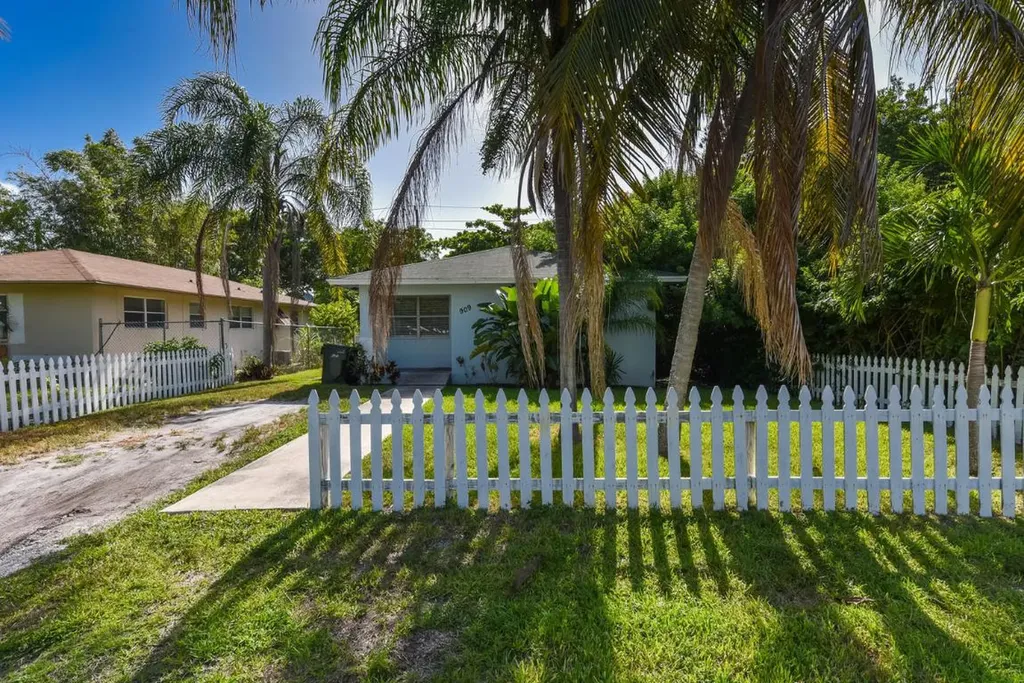 909 SE 4th Avenue Delray Beach FL 33483