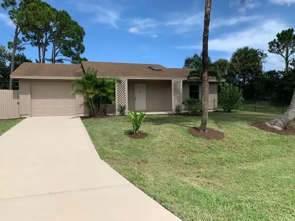 1433 SE Navajo Lane Port St Lucie FL 34983