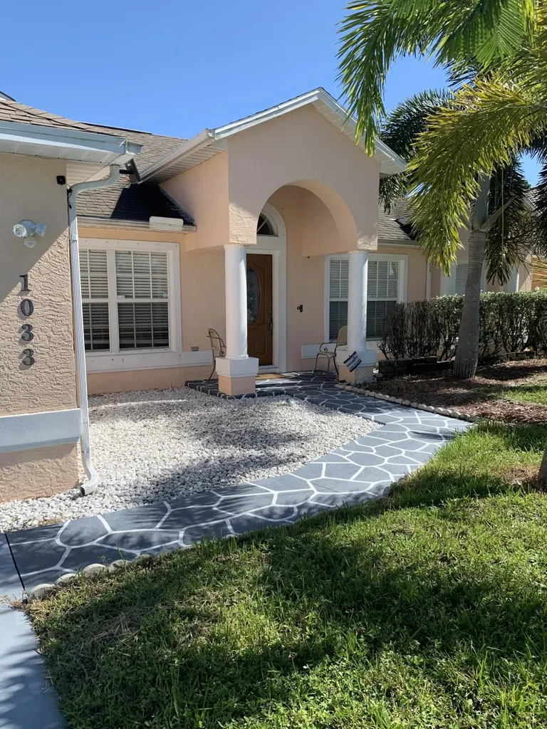 1033 SW Haleyberry Avenue Port St Lucie FL 34953