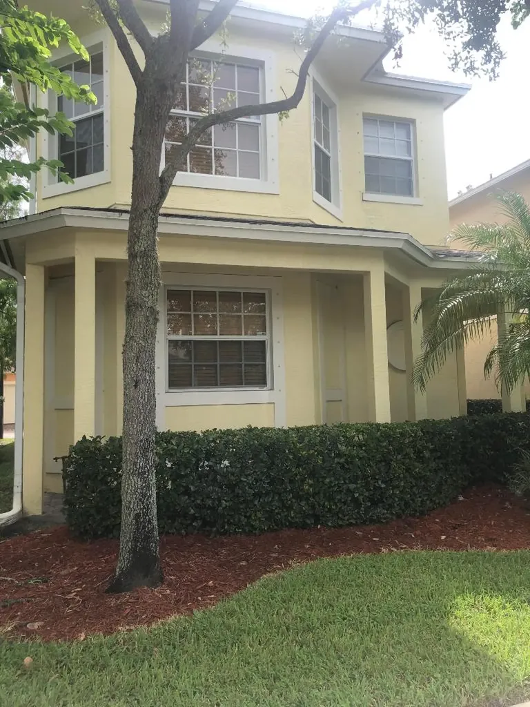 2542 SE Pineland Drive Port St Lucie FL 34952