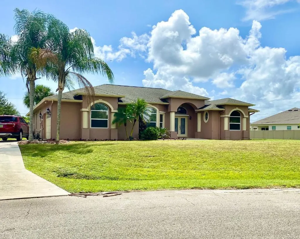 672 SW Jada Road Port St Lucie FL 34953