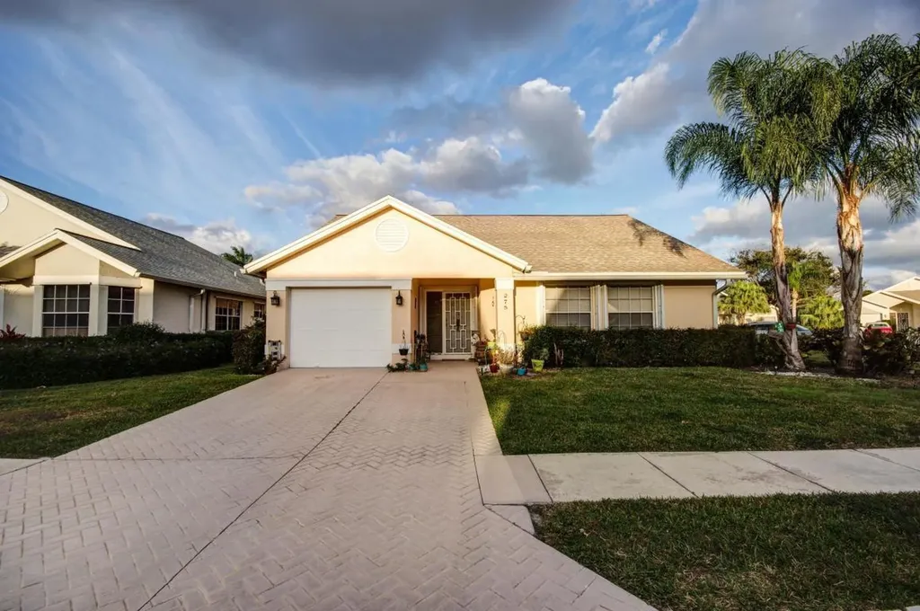 275 Moccasin Trail W Jupiter FL 33458