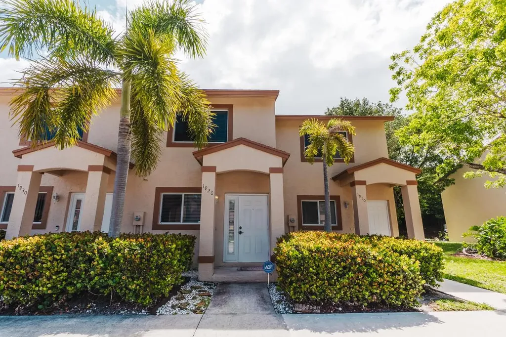 1920 Lakeview Drive W Royal Palm Beach FL 33411