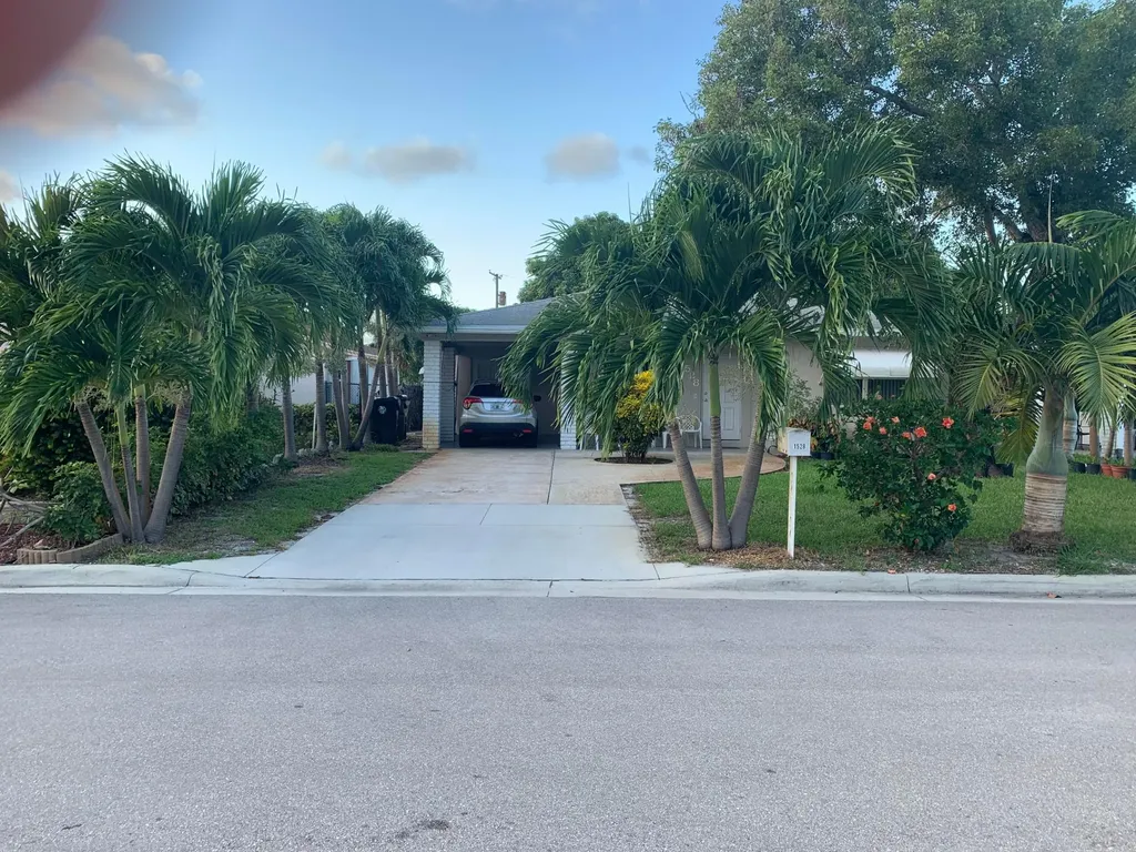 1528 18th Avenue N Lake Worth Beach FL 33460