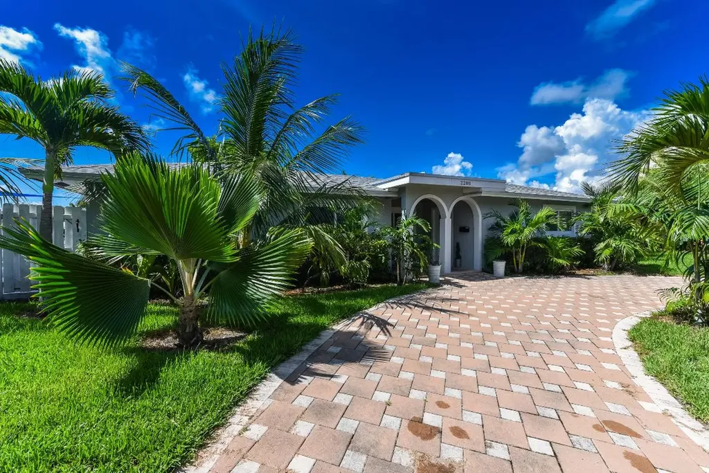 2200 SE 9th Street Pompano Beach FL 33062