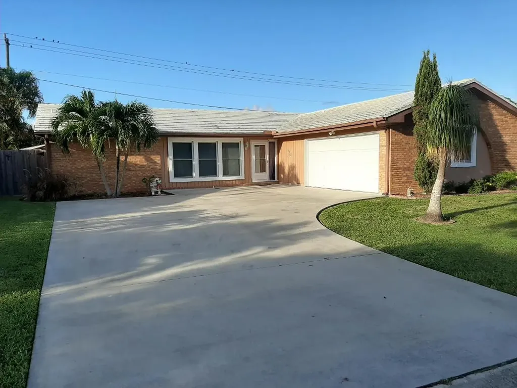 324 Alemeda Drive Palm Springs FL 33461