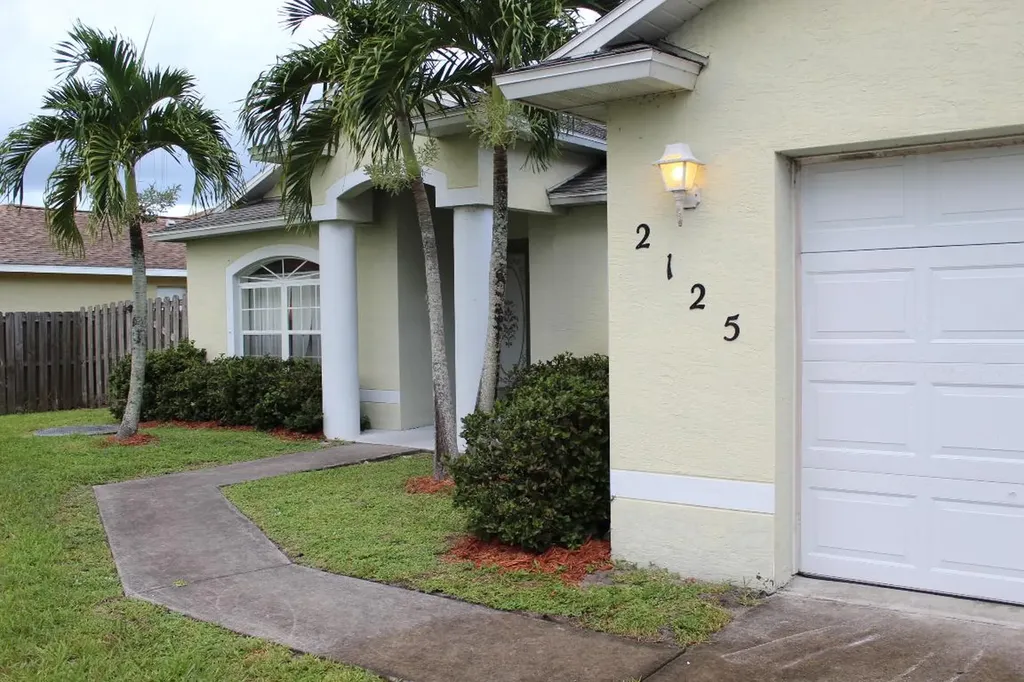 2125 SW Chestnut Lane Port St Lucie FL 34953
