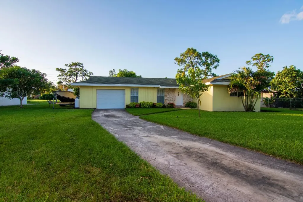 437 SE Gasparilla Avenue Port St Lucie FL 34983