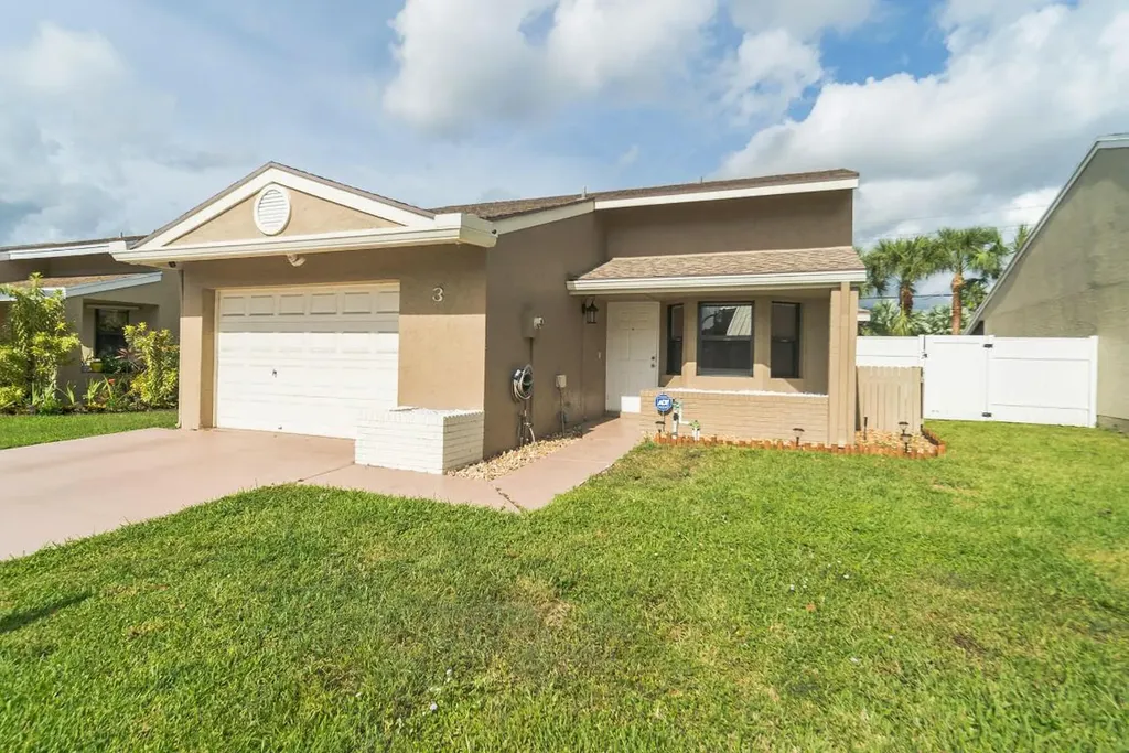 3 Hawthorne Lane Boynton Beach FL 33426