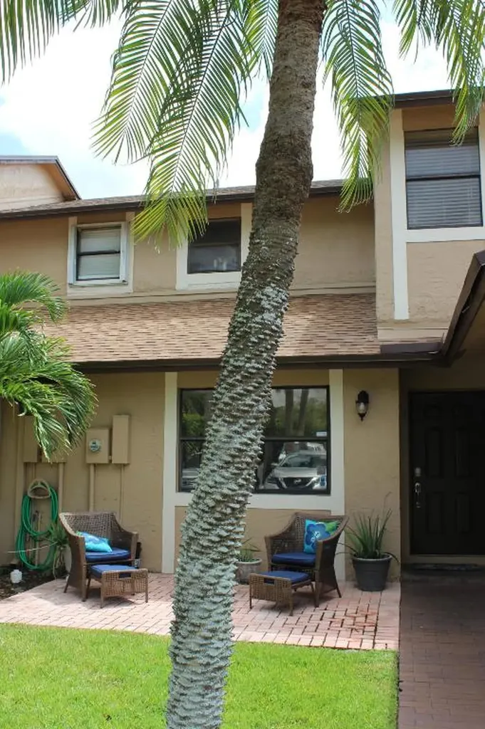 204 Lakeside Circle Sunrise FL 33326