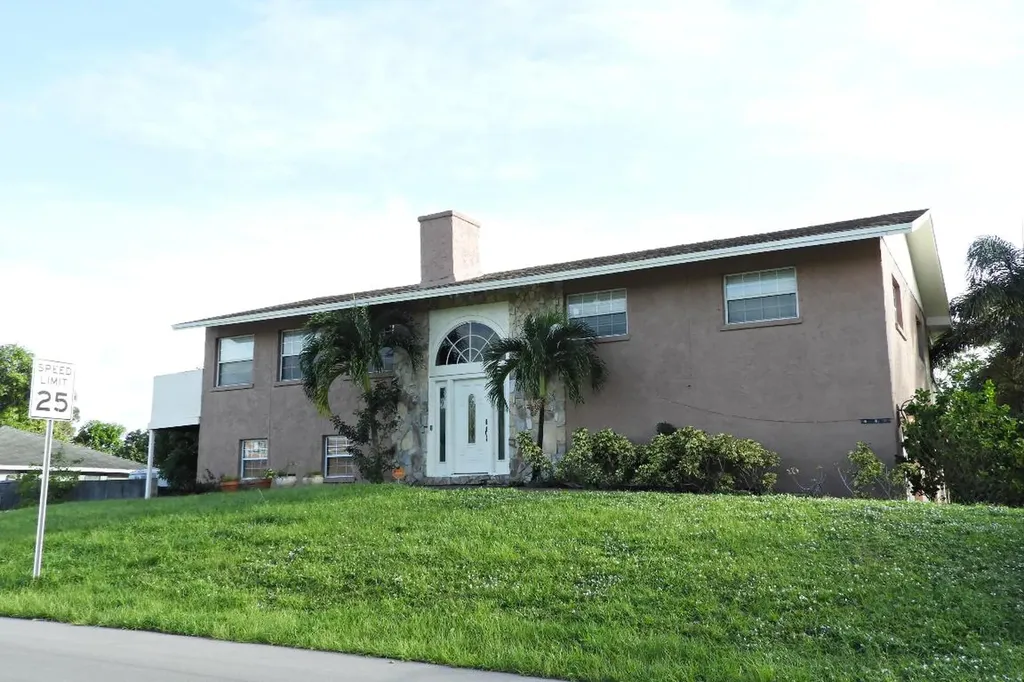 2290 N 25th Street Fort Pierce FL 34946