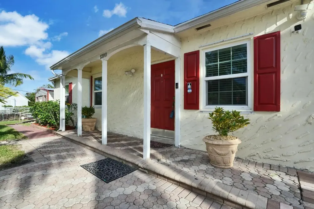 1200 S B Street Lake Worth Beach FL 33460