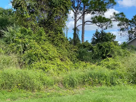 1465 SE Grapeland Avenue Port St Lucie FL 34952
