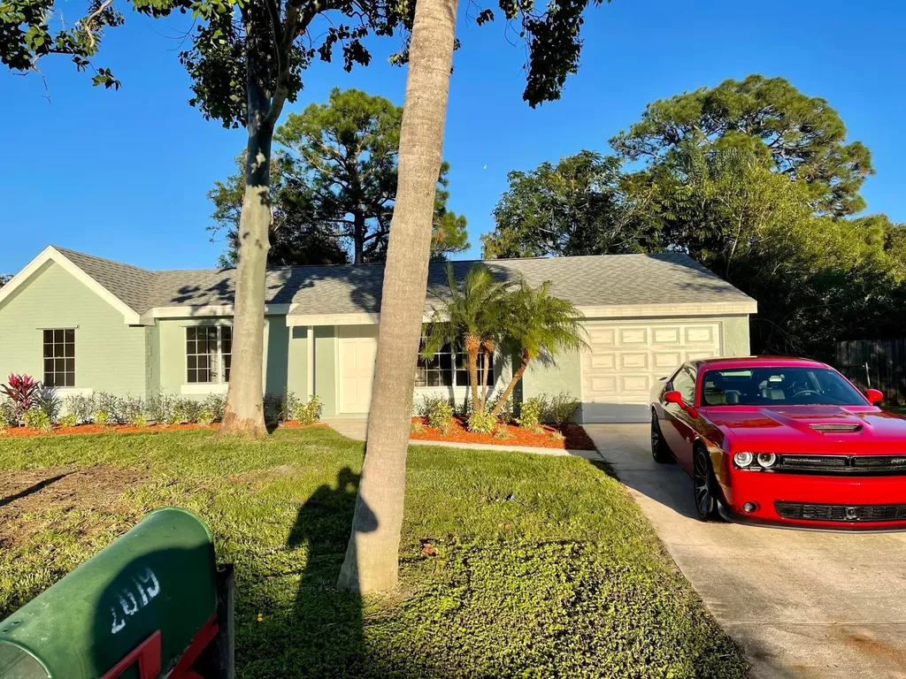 2019 SE Parkwood Circle Port St Lucie FL 34952