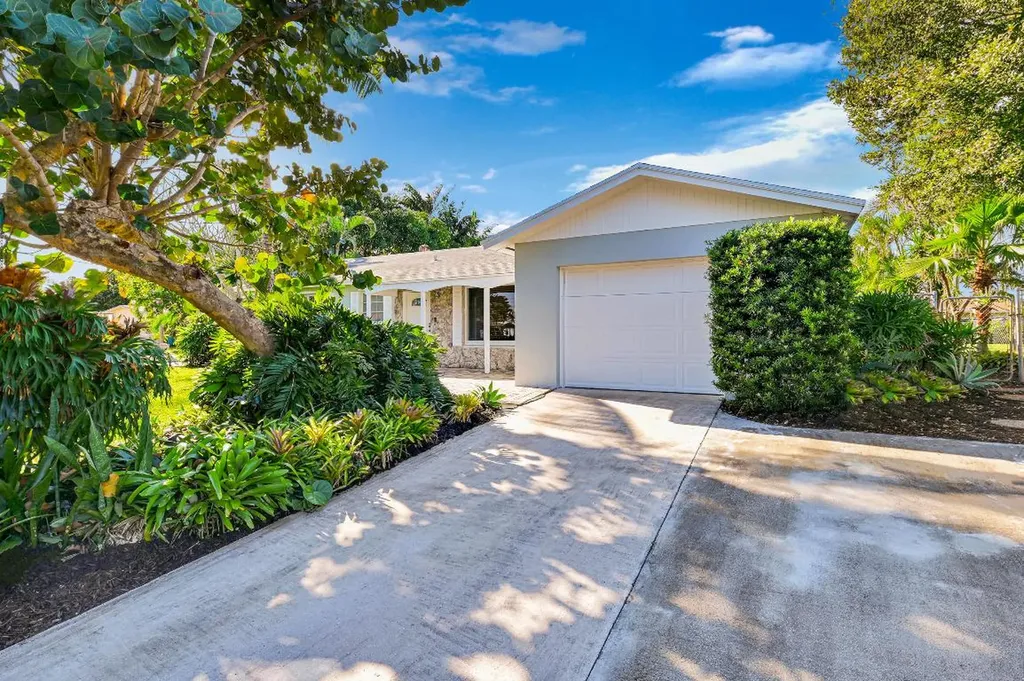 2585 SW 10th Circle Boynton Beach FL 33426