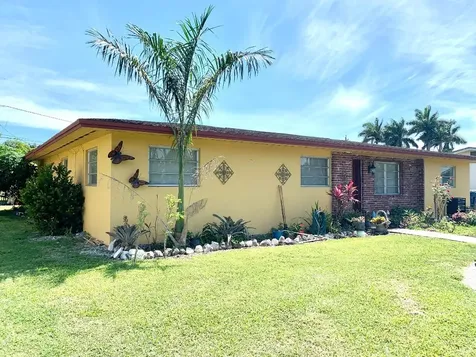 224 NW Avenue J Belle Glade FL 33430