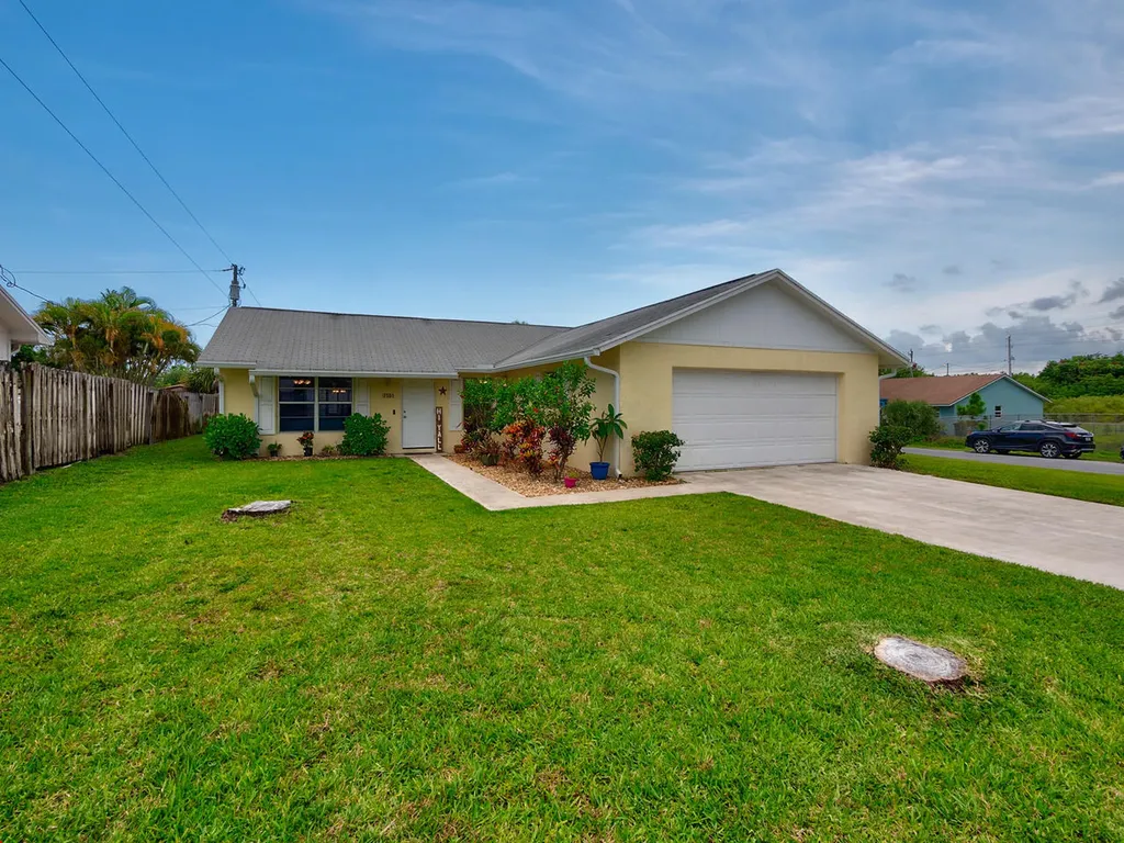 7581 SE Dove Street Hobe Sound FL 33455