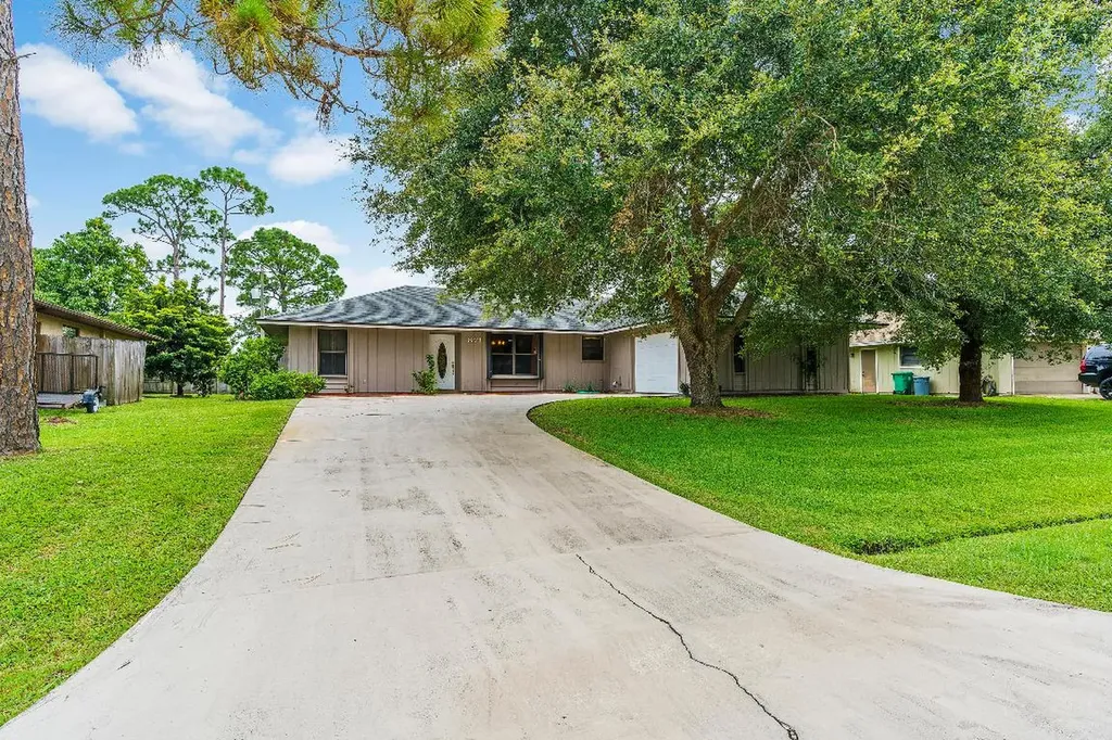 871 SE Evergreen Terrace Port St Lucie FL 34983