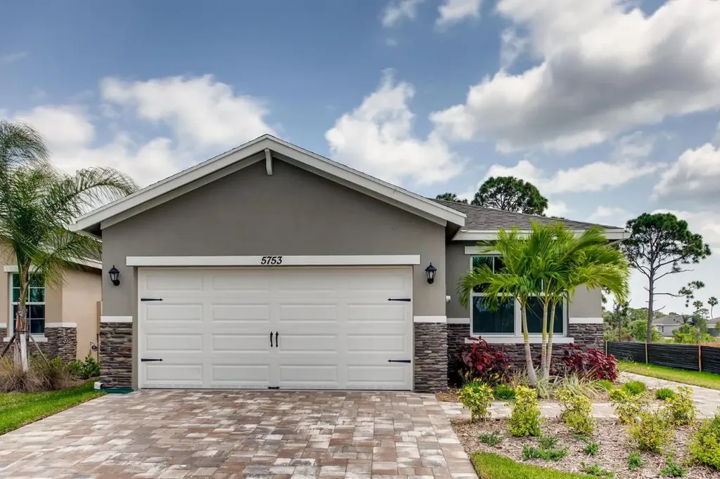 5753 SE Pinehurst Trail Hobe Sound FL 33455