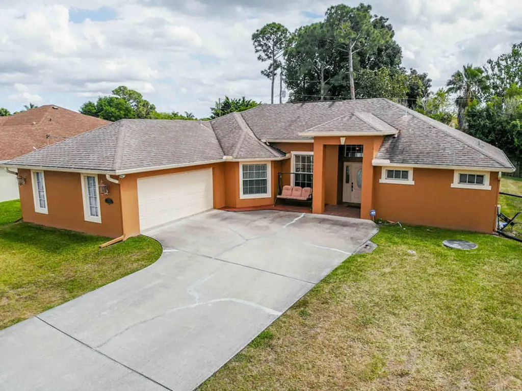 1018 SW Haleyberry Avenue Port St Lucie FL 34953
