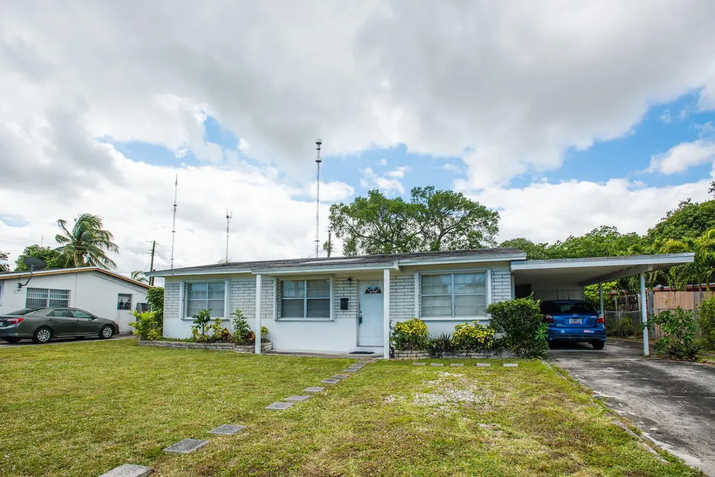 4020 SW 59th Avenue West Park FL 33023