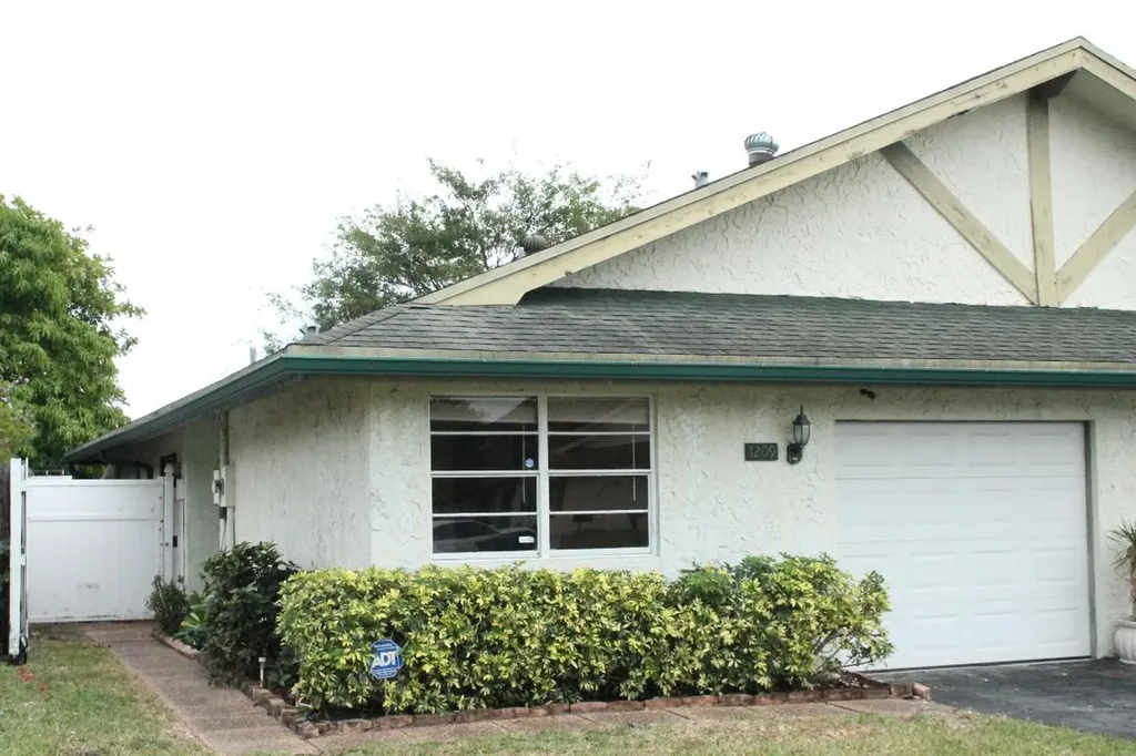 1209 SW 74th Avenue North Lauderdale FL 33068