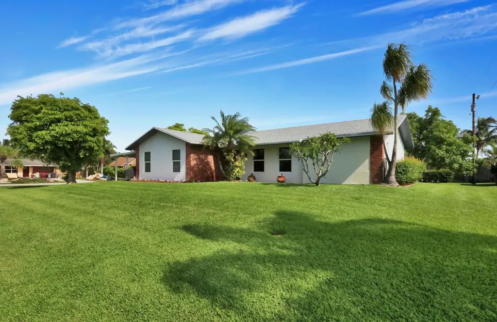 142 W Rubber Tree Drive Lake Worth FL 33467