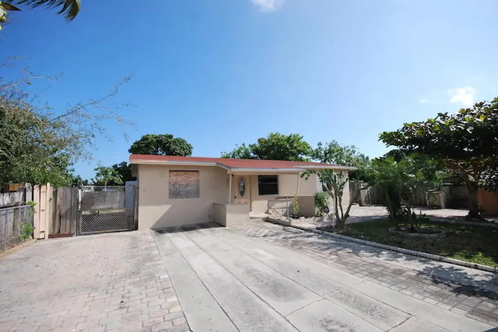 2070 NW 2nd Street Boynton Beach FL 33435