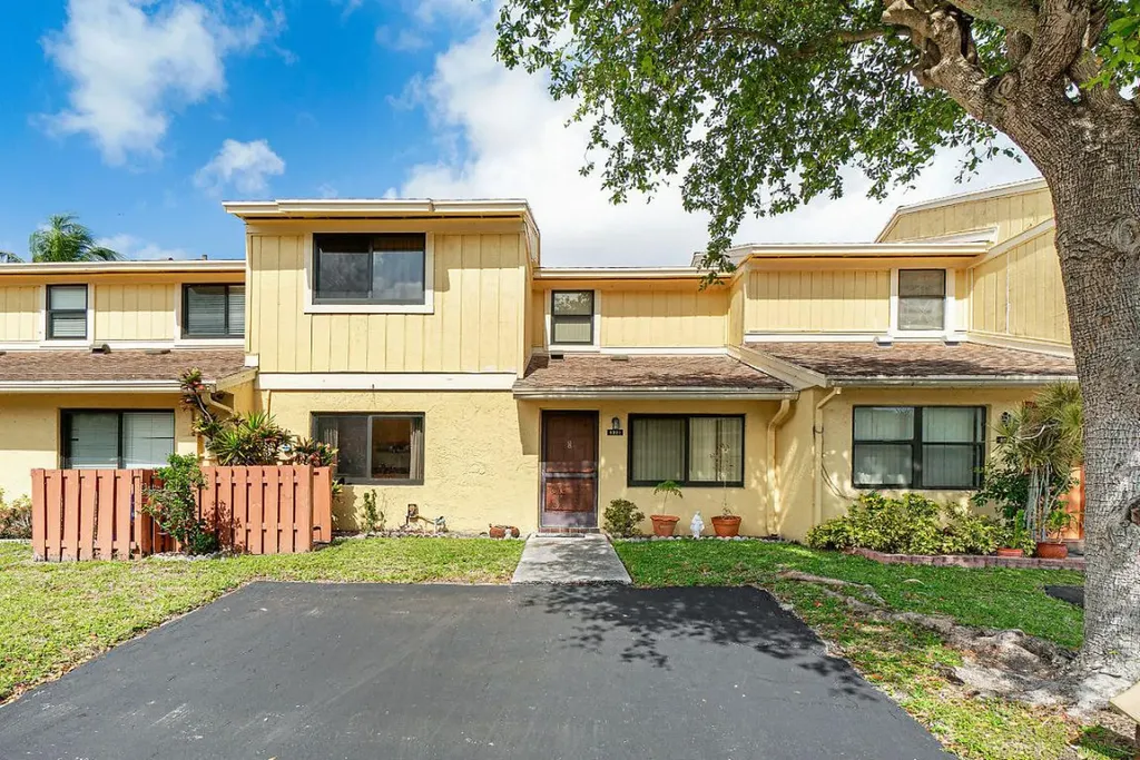 5321 Tennis Lane Delray Beach FL 33484