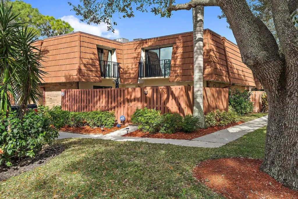 1520 Masters Circle Delray Beach FL 33445
