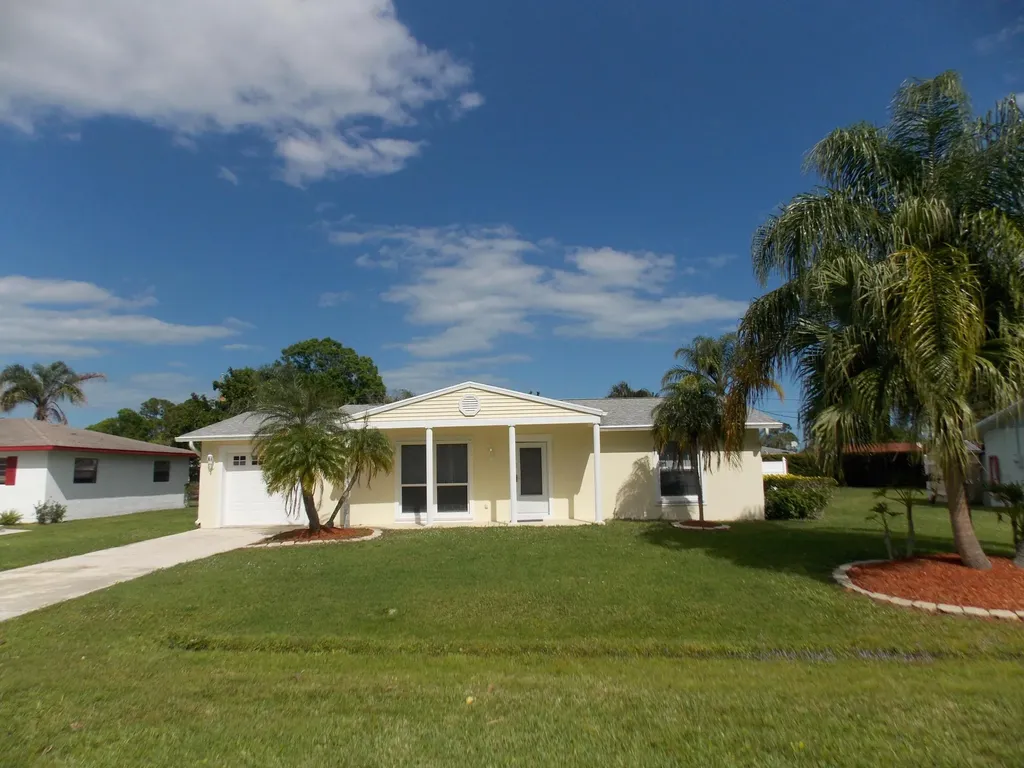 447 SE Lamon Lane Port St Lucie FL 34983