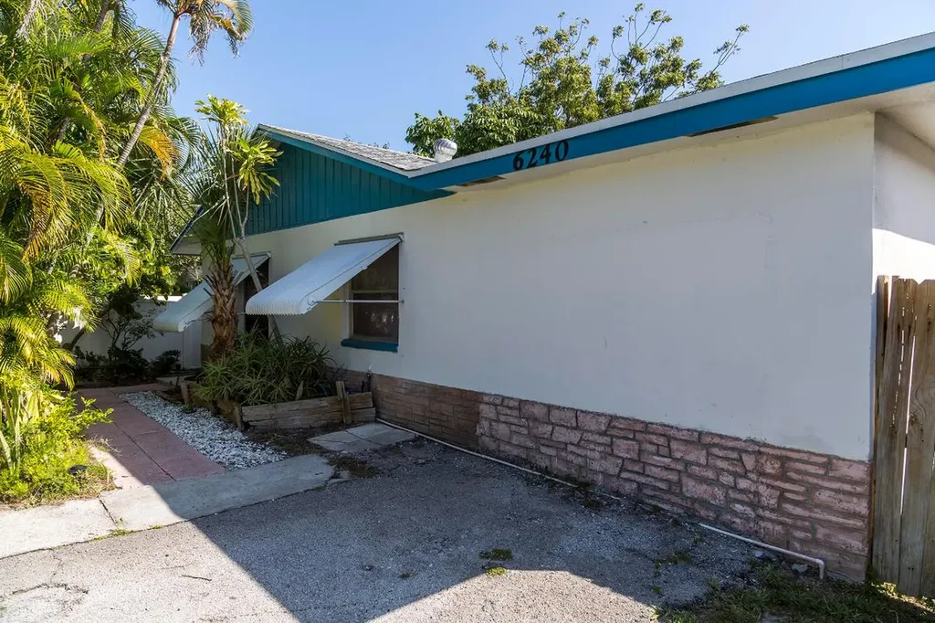 6240 N Dixie Highway Boca Raton FL 33487