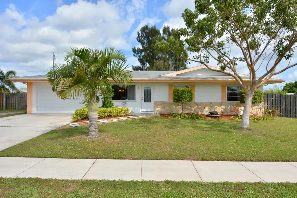 157 SE Soneto Court Port St Lucie FL 34983