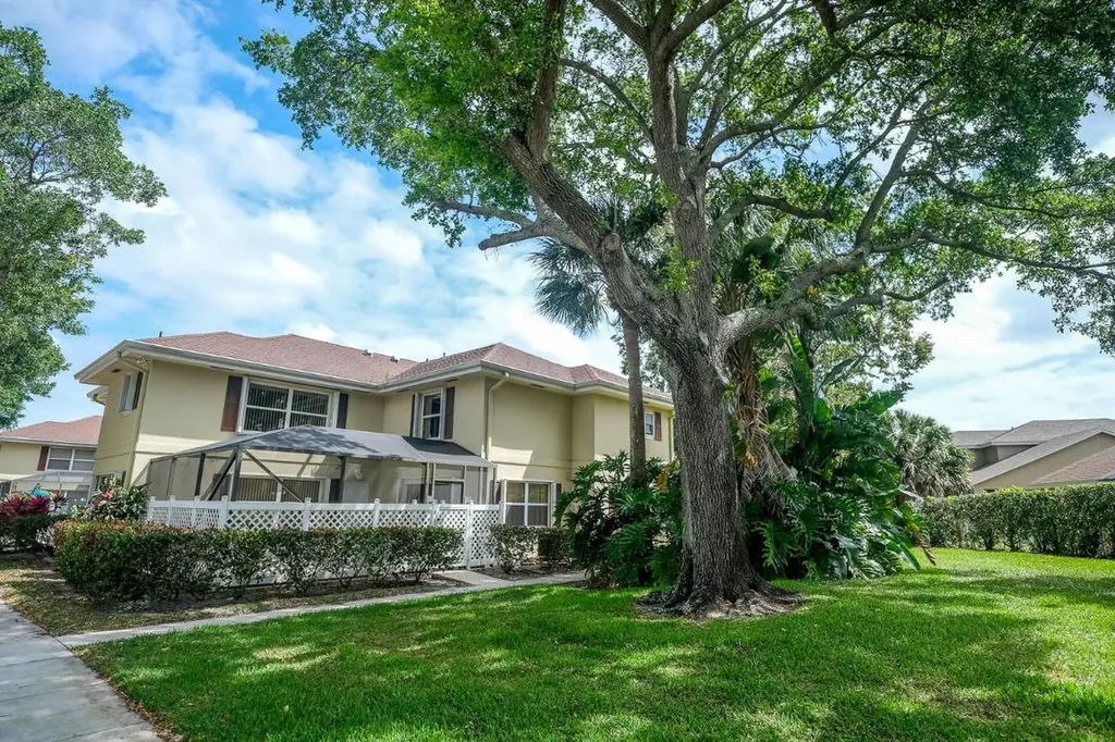 31 Clinton Court Royal Palm Beach FL 33411