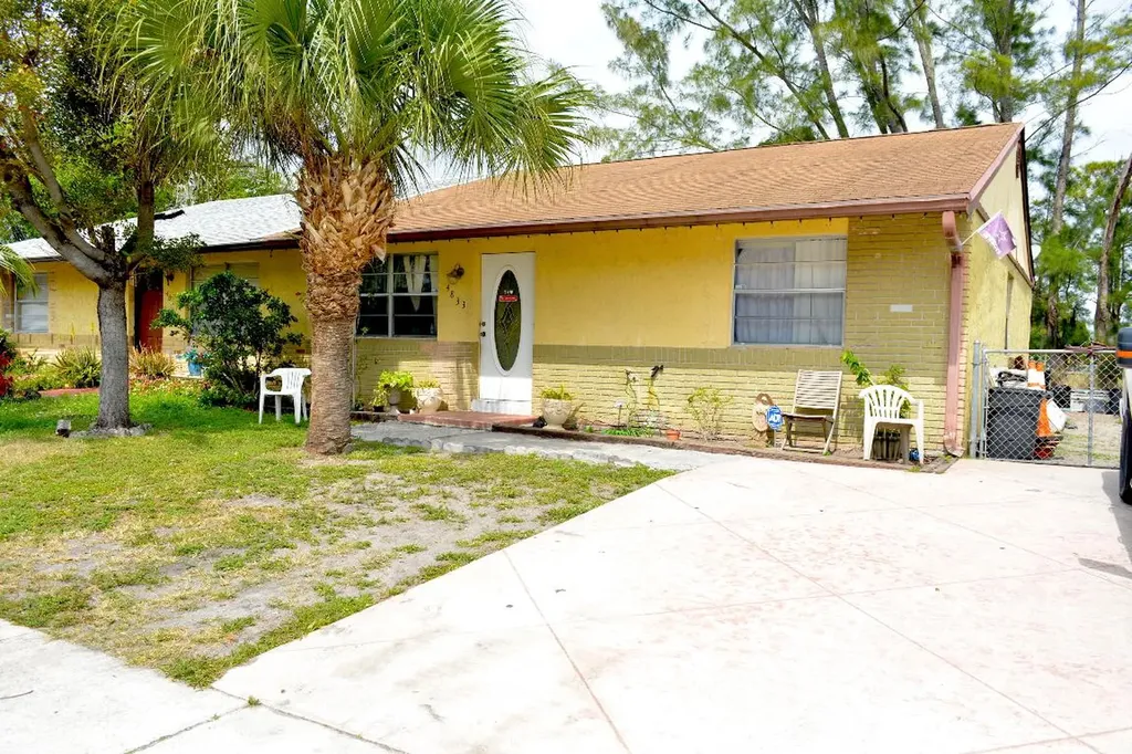 4833 Gladiator Circle Greenacres FL 33463