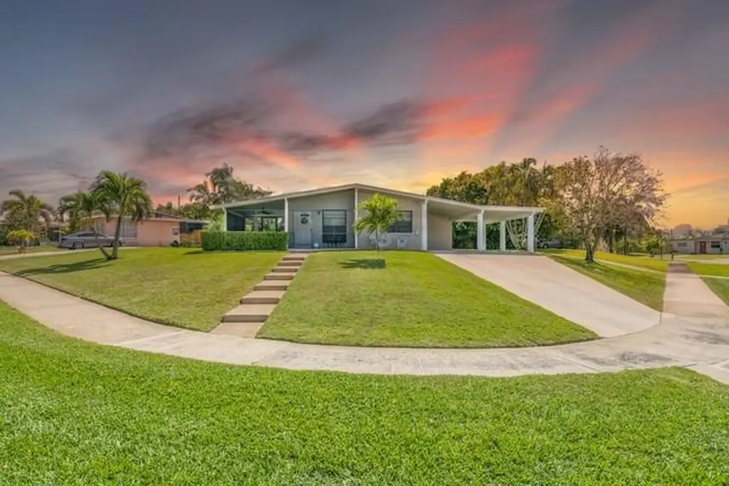 1020 W Bloxham Street Lantana FL 33462