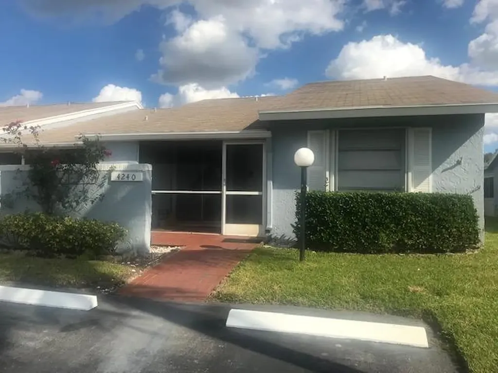 4240 Lucerne Villas Lane Lake Worth FL 33467