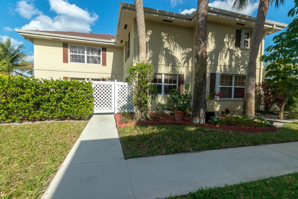 9 Amherst Court Royal Palm Beach FL 33411