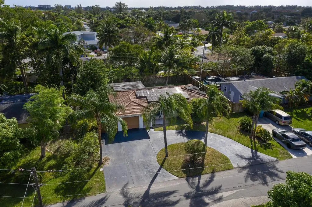 2930 SE 1st Place Boynton Beach FL 33435