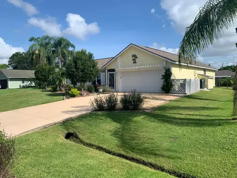 725 SW Duxbury Avenue Port St Lucie FL 34983