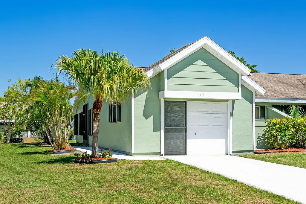 1742 SE Ryecroft Court Port St Lucie FL 34952