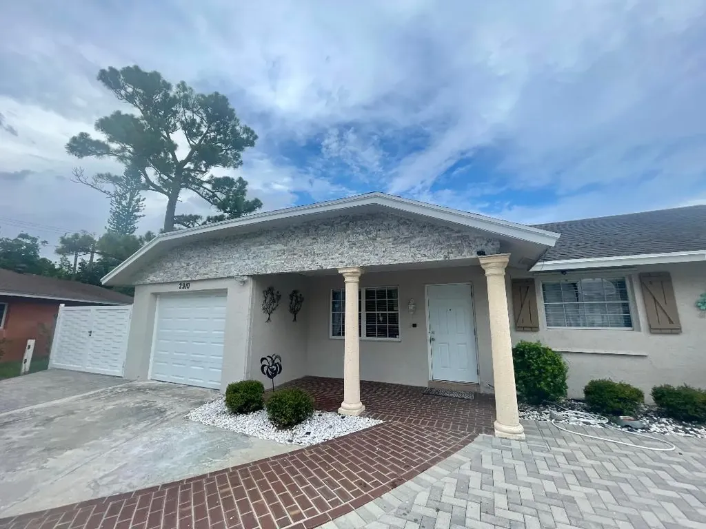2910 Via Vizcaya Lake Worth FL 33461