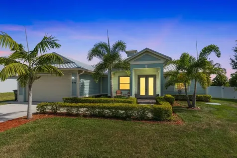 699 SE Crescent Avenue Port St Lucie FL 34984