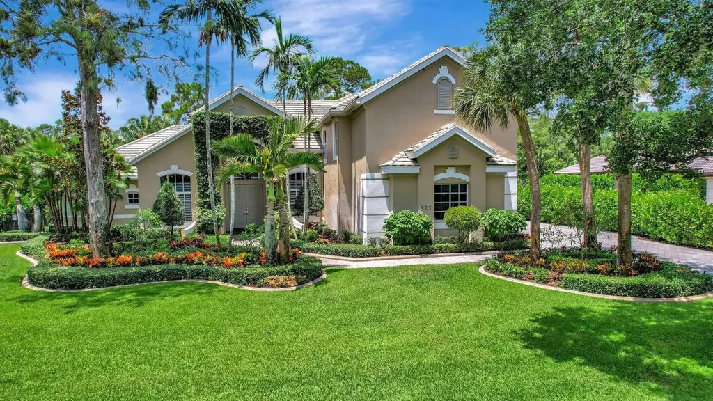 827 Forest Glen Lane Wellington FL 33414