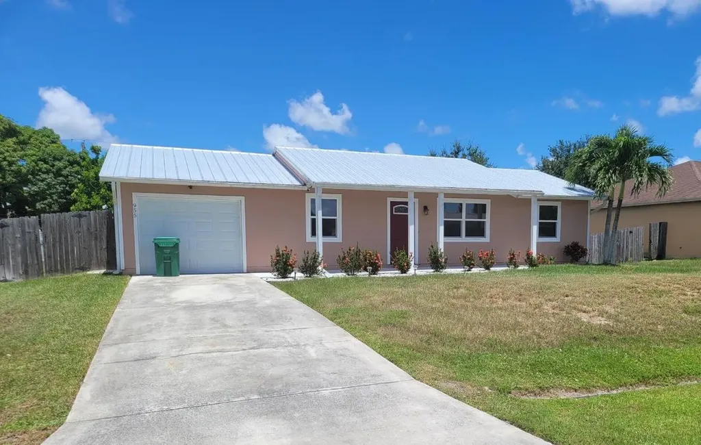 955 SW Gwendolen Terrace Port St Lucie FL 34953